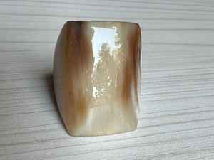 Anillo de cuerno de búfalo con acabado pulido liso, diseño natural y duradero, perfecto para un uso elegante, único y ecológico. - Product Image 2