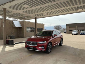 V*olvo XC60 B5 Plus 2023 d'occasion en bon état, thème lumineux - Product Image 4