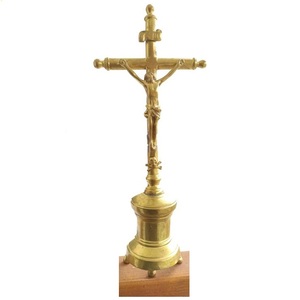 Altar de crucifijo de iglesia de tendencia superior de latón hecho a mano de Metal de buena calidad grabado a mano Decoración de mesa de boda Altar - Product Image 1
