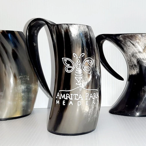 Jarra de Cuerno Vikinga Hecha a Mano, Cuerno de Buey Natural, Taza Rústica Medieval para Cerveza o Cerveza Alemana, Regalo Nórdico para Hombres - Product Image 1
