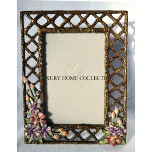 Elegantes marcos de fotos de cuero con acabados de estilo antiguo diseñados para aportar sofisticación y elegancia a la decoración de su hogar u oficina - Product Image 3