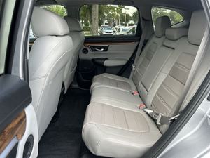 Superb Clean 2023 Honda C R V Hybrid Touring AWD Utilisé avec Jantes en alliage Sièges en cuir Système de navigation Démarrage à distance Toit ouvrant - Product Image 6