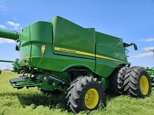 Moissonneuse-batteuse John Deere S680 d'occasion à vendre – Équipement agricole conçu pour une récolte efficace du riz et du blé - Product Image 3