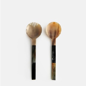 Abordable fait à la main véritable corne de buffle salade fourchette cuillère ensemble serveurs Offre Spéciale corne couverts personnalisé logo et taille prix les plus bas - Product Image 1