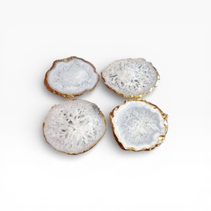 Ensemble de dessous-de-verre en agate blanche naturelle avec une texture de cristal douce et des bords finis à la main pour une décoration de table élégante à la maison - Product Image 1