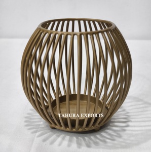 Bougeoir décoratif de style cage fabriqué à la main en fer forgé robuste idéal pour le thème de la chambre d'inspiration vintage et artisanale - Product Image 1