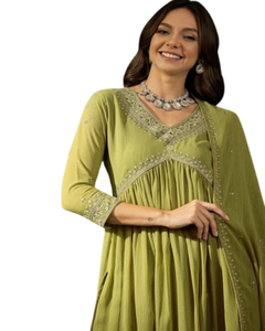 ประกอบด้วยชุดสูทหนักที่สวยงามซึ่งได้รับการตกแต่งอย่างสวยงามคู่กับกางเกงที่เข้ากันและลูกไม้ dupatta - Product Image 1