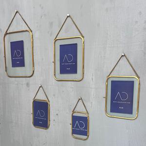 Ensemble de 5 cadres photo suspendus, cadre photo décoratif en métal laiton et verre avec finition laiton - Product Image 2