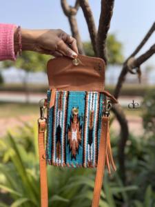 Nouveauté : Portefeuille de téléphone en cuir véritable style selle aztèque, portefeuille de téléphone en cuir artisanal élégant, portefeuille de téléphone à bandoulière pour femmes - Product Image 5