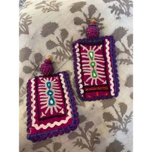 Boucles d'oreilles pendantes linéaires en améthyste avec patch tribal Kutch - Product Image 2