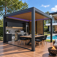 Pergola moderne en aluminium imperméable avec toit réglable, éclairage LED et écran d'intimité à lattes pour cuisine extérieure et barbecue