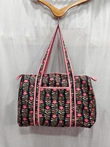 Bolsa de Viaje de Fin de Semana de Algodón Boho, Duradera, de Gran Capacidad, Deportiva y de Lujo, con Estampado Floral en Bloques y Acolchada - Product Image 4