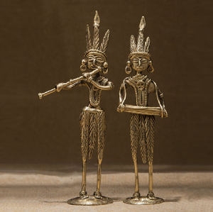 Une collection diversifiée de figurines tribales et divinités, mettant en valeur la gamme de l'art Dhokra. Disponible aux prix de gros. - Product Image 4
