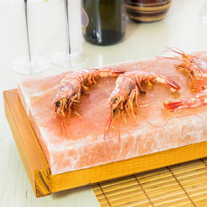 Nouveau naturel en gros forme carrée sel de l'Himalaya plaques de cuisson sculpté BBQ Grill Rack avec plateau OEM ODM Service - Product Image 4