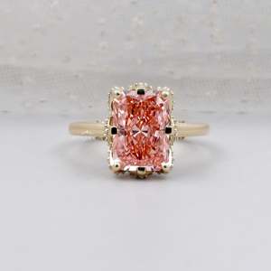 แหวนหมั้นเพชรชมพูเรเดียนท์ที่เพาะเลี้ยงในห้องปฏิบัติการ พร้อมวงแหวนรอบเพชรแบบซ่อนในตัว ตัวเรือนทองคำ ดีไซน์โดดเด่นและสง่างาม - Product Image 1