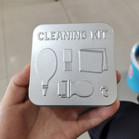Mini boîte en métal carrée dorée en fer blanc avec motif en relief