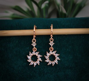Pendientes de Moda Elegantes con Flores y Circonitas Brillantes, Aleación de Zinc de Alta Calidad, Chapados en Oro, Antideslustre, para Fiestas de Mujer - Product Image 1