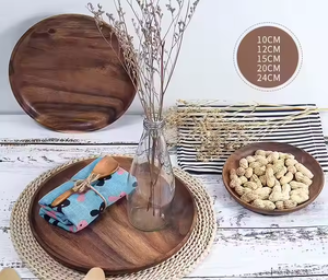 Des assiettes en bois élégantes et durables pour un repas intemporel par Crescent Crafts - Product Image 1