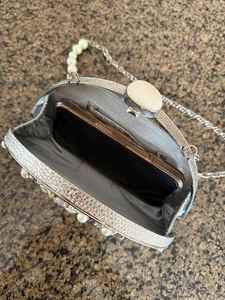 Pochette Métallique Ultra Chic et Luxueuse pour Femmes avec un Sac à Main Moderne Chic pour Soirée avec Chaîne Tendance Accessoire - Product Image 4