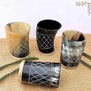 Gobelet artisanal en corne de buffle naturelle, motif diamant sculpté, écologique, design rustique animalier, pour bière et artisanat - Product Image 1