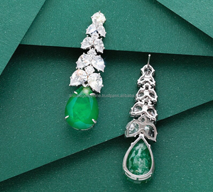 Superbes boucles d'oreilles en forme de poire de haute qualité en argent sterling S925 plaqué or 18 carats avec moissanite pour femmes - Product Image 2