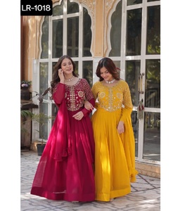 Robes traditionnelles indiennes les plus attrayantes, longues et belles robes de style Anarkali en faux fleurs pour mariage et festival - Product Image 1