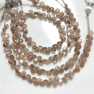 4-4,5 MM Chocolate Moonstone Faceted Tiny Heart Shape Briolette Beads, Buena calidad al por mayor Proveedor de cuentas de piedras preciosas - Product Image 1
