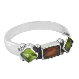 Bague en argent 925 à trois pierres avec pierres précieuses ambre vertes, style géométrique vintage, sertissage clos, unisexe, pour usage quotidien, provenant du Rajasthan - Product Image 2