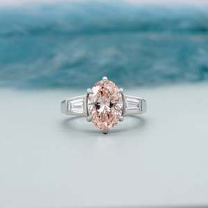 แหวนเพชรรูปไข่สีชมพูสามเม็ดในทองคำขาว ได้รับการรับรองจาก IGI - Product Image 1