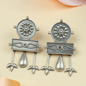 Pendientes de Plata Tridha Mandala Bloom - Chapados en Oro 92.5, Diseño de Aro Colgante Moderno con Patrón de Flor y Mariposa, Piedra Principal de Diamante - Product Image 1