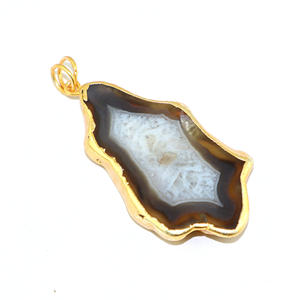 Pendentif en agate en forme fantaisie, design vintage, plaqué or 24 carats, métal laiton, bijoux tendance pour femmes, vente en gros - Product Image 2