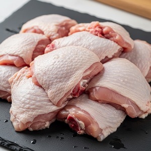 Muslos de Pollo Congelados Premium Sin Hueso, Enteros, IQF, Halal, Listos para Cocinar, Carne para Servicios de Alimentación y Exportación - Product Image 1