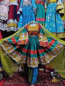 Vestido tradicional afgano Emb para mujer, color vibrante con intrincados detalles dorados, perfecto para ocasiones culturales y especiales - Product Image 3