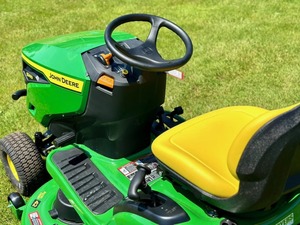 Tracteur de pelouse John For Deere S240 42 Deck d'occasion pas cher Tracteur de jardin à vendre - Product Image 2