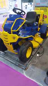 Mode de démarrage électrique de bonne performance Tondeuses à gazon diesel 4WD Tondeuse à gazon avec roues arrière hautes - Product Image 2