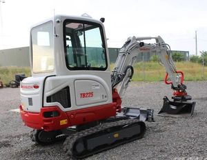Venta al por mayor: Excavadora mini de orugas usada Takeuchi TB225/TB260 original de 6 toneladas, con motor hidráulico, bomba y transmisión duraderos de Japón. - Product Image 4