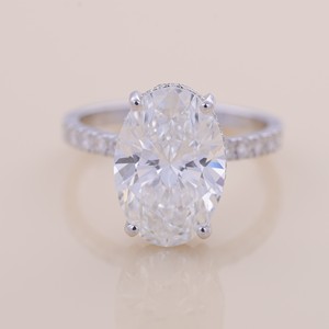 Anillo de Compromiso y Boda con Diamante Cultivado en Laboratorio, Corte Ovalado, Certificado por IGI, con Halo Oculto en Oro de 18K y Banda Pavé - Product Image 1