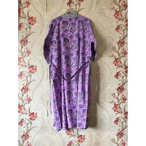 Robe Kimono en Coton à Motifs Floraux, Élégante, Décontractée, pour Fêtes et Occasions Formelles, Taille Unique, Vêtements Personnalisables avec Logo pour les Loisirs et les Journées d'Été - Product Image 4