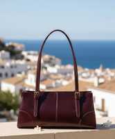 Sac fourre-tout tendance Y2K minimaliste vintage années 90 en cuir véritable bordeaux pour femme avec deux fermetures éclair et bandoulière réglable