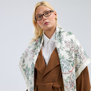 Pañuelo de Lujo de Sarga con Borde Enrollado a Mano, Estampado Floral y Botánico Vintage de Jardín, 90x90cm, Pañuelo Cuadrado para Mujer para Todas las Estaciones - Product Image 5