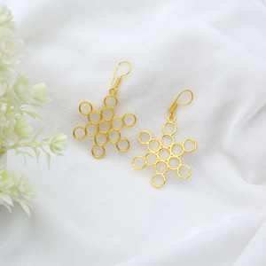 Venta al por mayor de pendientes de diseño de colmena de abeja de latón hechos a mano rellenos de oro de moda estilo geométrico colgante para mujer joyería de moda panal - Product Image 5