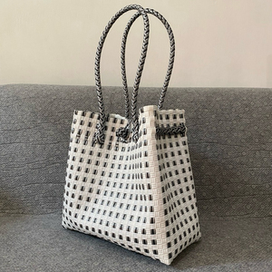 Bolso de mano vintage Material plástico reciclado ecológico tejido de Indonesia para la playa o vacaciones de verano - Product Image 1