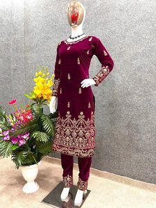 Lancement d'un nouveau vêtement de soirée de créateur, Look Top Dupatta et séquence de broderie en velours Viscose entièrement cousue, fonctionne avec les manches - Product Image 3