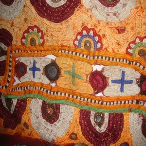 Último modelo de tela de algodón vintage tribal afgana Baloch Banjara con bordado de espejo hecho a mano y aplique de yoke Ne y parche de costura - Product Image 3