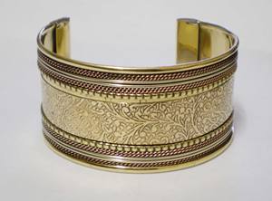 Bracelet en cuivre plaqué or de luxe pour femmes, design traditionnel en filigrane floral gravé, bracelet en métal massif fait à la main, vintage - Product Image 4