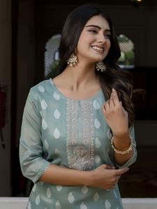 Vente flash sur les kurtas droits en soie mélangée brodés pour femmes, pour les occasions festives, vêtements décontractés disponibles à prix réduit - Product Image 6