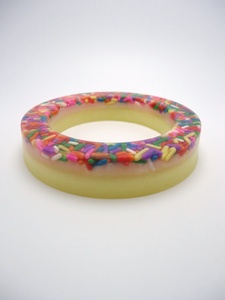 สร้อยข้อมืออะคริลิคเรซิ่นเครื่องประดับที่เกี่ยวข้องกำไลข้อมืออะคริลิคหลากสีกว้างไม่สม่ำเสมอสำหรับผู้หญิง - Product Image 3