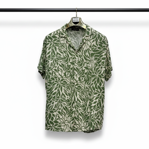 Camisa Moderna de Manga Corta para Hombre con Estampado Floral, Corte Holgado, Tela Satinada, Ecológica, Diseño Elegante de Verano, Ropa Casual para Vacaciones - Product Image 1