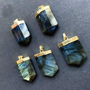 Pendentif en pierre de Labradorite naturelle polie de style vintage Collier à chaîne en cristal plaqué or ou argent pour fiançailles - Product Image 1