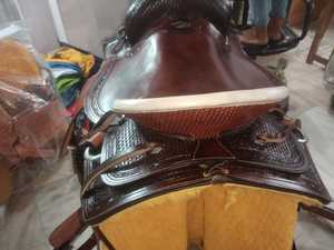 Silla de Montar para Caballo de Cuero Genuino Premium, Hecha a Mano, de Diseño, Duradera y Cómoda, Estilo Western/Inglés, con Detalles en Madera/Plástico y Acero Inoxidable - Product Image 4